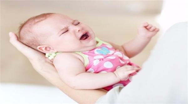 تحذير الوالدين من مخاطر هز الرضع