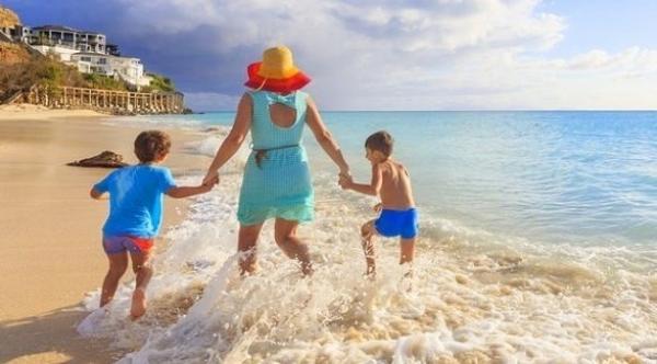 زوجان يعلنان عن وظيفة لتعليم طفليهما اثناء سفرهم براتب مغر