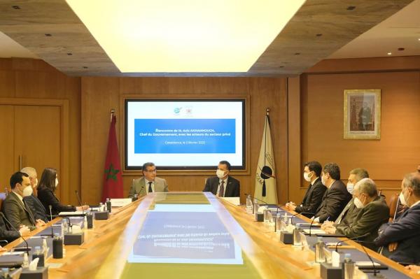 الحكومة تتجه نحو فرض إجبارية التلقيح بالمقاولات