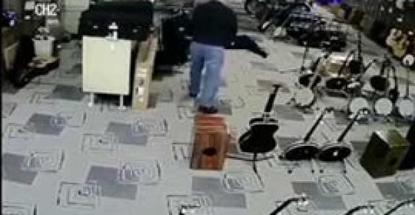 بالفيديو.. لص يلجأ لطريقة ذكية وطريفة للهروب من مسدس صاحب المحل