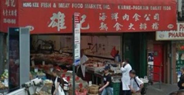 عامل يقف فوق صندوق الأسماك بقدميه في سوق بمانهاتن (فيديو وصور)