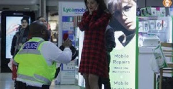 بالفيديو.. ضابط شرطة يعتقل فتاة أحرجته أمام المارة ورفضت الزواج منه