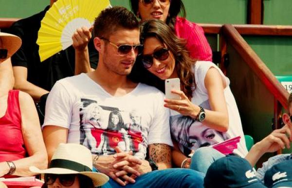 مهاجم آرسنال أوليفييه جيرو "يفجرها" ويعترف بخيانته زوجته