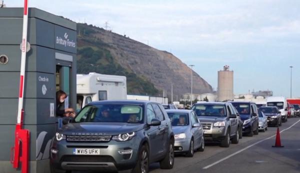 قرار منع الأوروبيين من الدخول إلى بريطانيا ببطاقات الهوية يدخل حيز التنفيذ