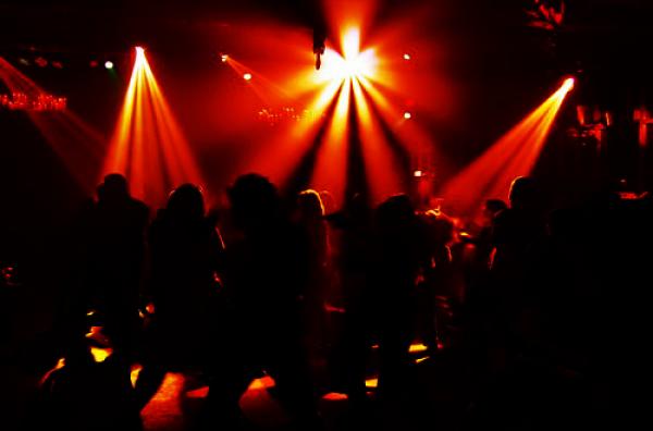 القبض على صاحب سوابق روّع ملهى ليليا بعين الذئاب و هذا ما قام به