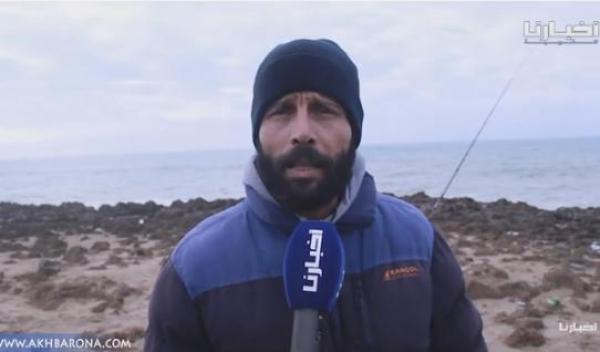 يكسب قوته من البحر رغم صعوبة الظروف..حكاية صياد بشاطئ سيدي موسى بسلا