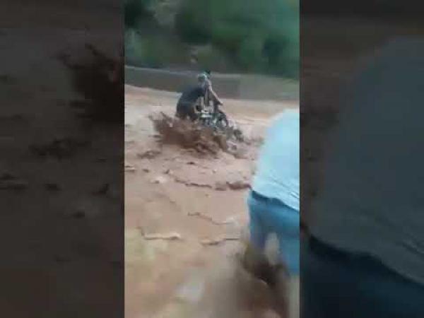 بالفيديو..إطلاق صافرات الإنذار بسيتي فاضمة وإخراج المواطنين من المنطقة بفعل السيول الجارفة