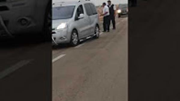 انقلاب حافلة لنقل الركاب على بعد 20 كيلومتر من العيون