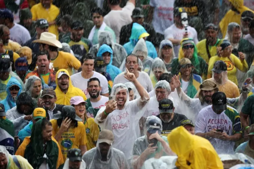 فيديو ..صاعقة تضرب مظاهرة مؤيدة لبولسونارو في برازيليا وتصيب عشرات المتظاهرين