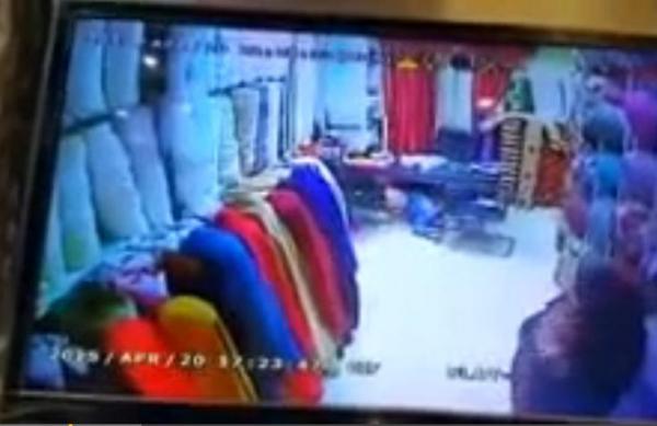 بالفيديو: فتاتان تسرقان محلاً بمساعدة طفل