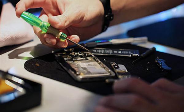 تتّسم بالعشوائيّة وعدم الوضوح.. مطالب بحماية المستهلك من فوضى مهنة إصلاح الهواتف النقالة