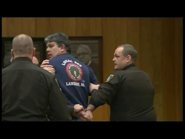 شاهد رد فعل والد 3 فتيات تجاه طبيب أمريكي تحرش بهن