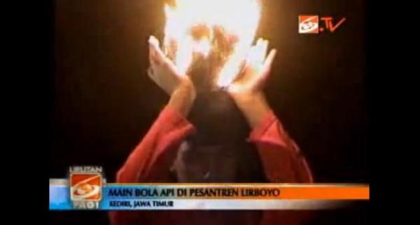 لعبة كرة النار في اندونيسيا