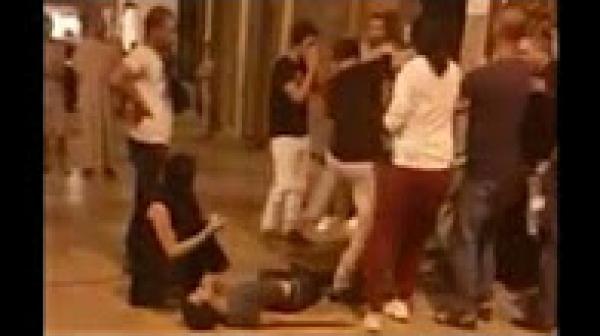 فيديو . حراس ملهى ليلي بالرباط “يسلخون” زبائن وسط الشارع العام