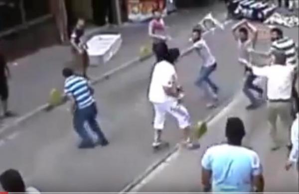 بالفيديو: سائح يتشاجر مع 15 تركياً بمفرده وينتصر عليهم