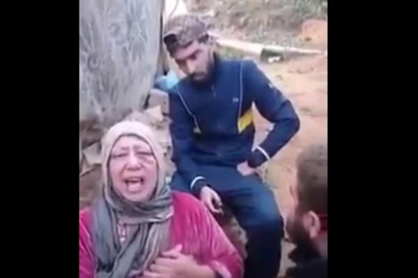 فيديو يهز مواقع التواصل الاجتماعي لبكاء أم جزائرية طردها  ابنها للشارع(فيديو)