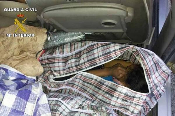 صور : فتاة مغربية حاولت العبور الى اسبانيا مختبأة داخل كيس من الخشن