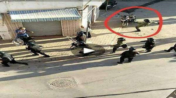 من مسيرة 20 يوليوز .. رجل أمن يثير السخرية على الفيسبوك بعد ركله لدراجة نارية (فيديو)