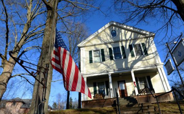 تتظاهر بالموت وتنجو من مجزرة المدرسة الأمريكية