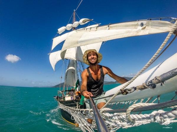 بالصور.. شخص يقطع 40 ألف كيلو لينقل روعة الطبيعة بأستراليا