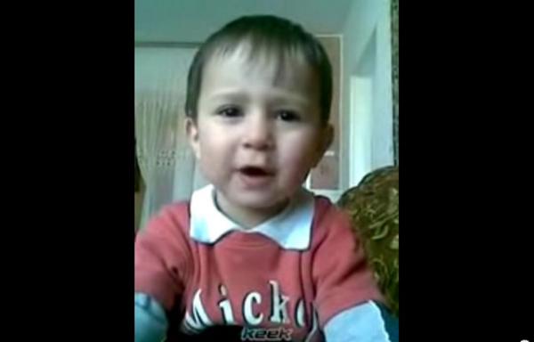 شاهد..طفل روسي يقرأ الفاتحة بطريقة عجيبة!