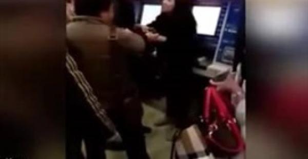 بالفيديو.. شاهد ماذا فعل رجل مع امرأة تخطت الطابور بمحطة المترو