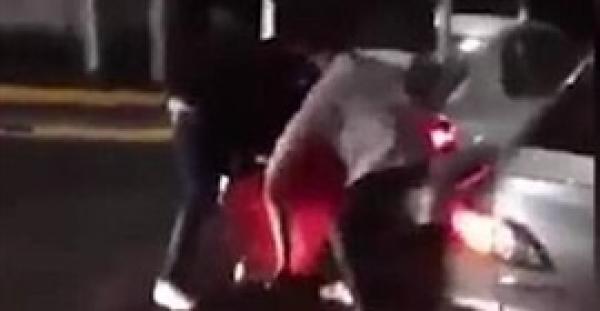 لحظة إنقاذ فتاة حاول حبيبها السابق اختطافها (فيديو وصور)