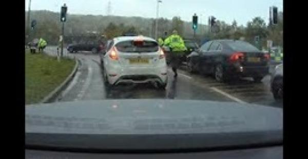 بالفيديو .. سائق يهرب ببراعة من فخ نصبته الشرطة