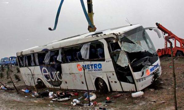 مصرع أزيد من 21 شخصا في انقلاب حافلة وسط تركيا