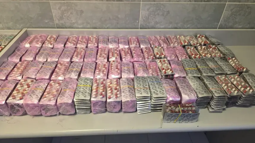 الأمن والجمارك يحبطان عملية تهريب أقراص طبية مخدرة داخل سيارة قادمة من أوروبا