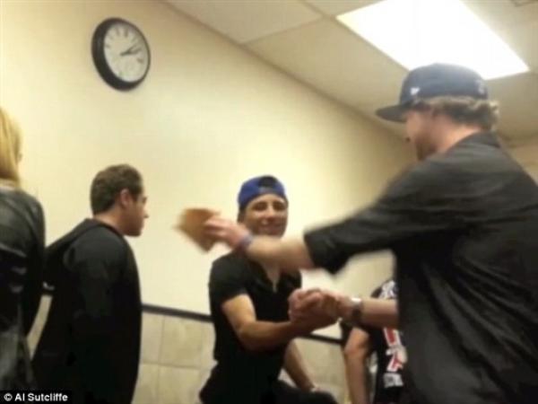 بالفيديو والصور.. شاب يلطم وجه زميله بالبيتزا فيتلقى عقابا صارما