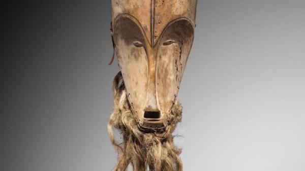 رغم الاحتجاجات.. بيع قناع أفريقي نادر بأكثر من 4 ملايين دولار في فرنسا