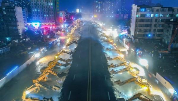 لقطات مذهلة لحفارات تزيل جسرا في ليلة واحدة