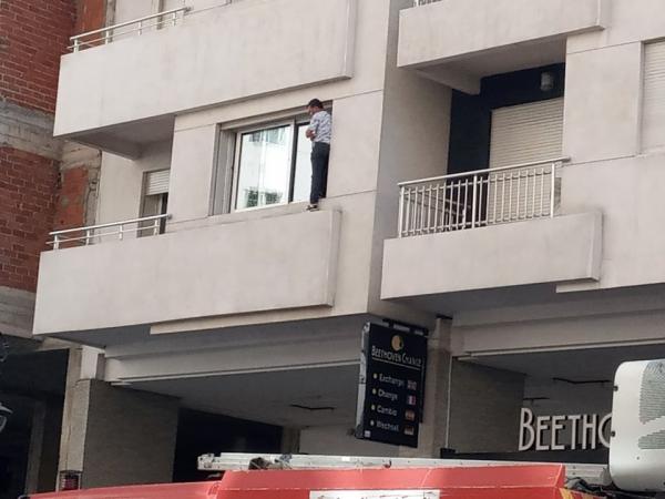 عامل يلجأ للتصعيد ويُهدد بالانتحار من نافذة مقر شركة بطنجة بسبب مستحقاته (فيديو)