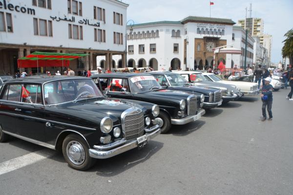بالفيديو : أجمل 100 سيارة عتيقة توقف الحركة بالرباط احتفالا بالذكرى 13 لميلاد ولي العهد