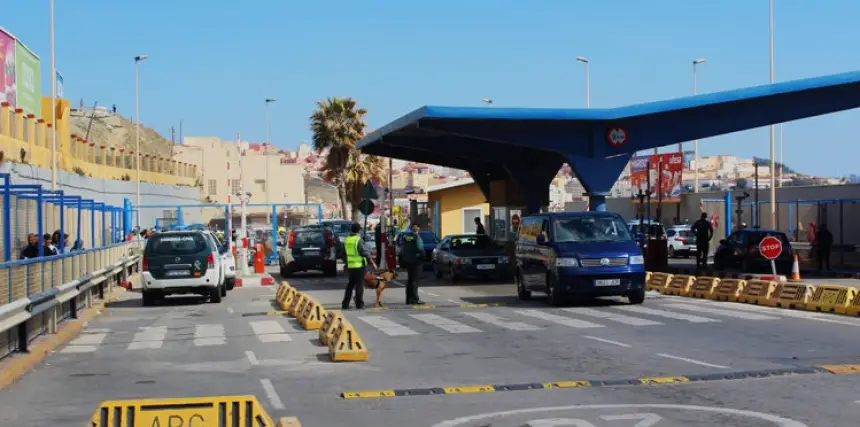 أخبار وطنيةإعفاء المغاربة المقيمين في مليلية من ختم جوازات السفر عند العبورأفادت صحيفة "لاراثون" الإسبانية بأن السلطات الحدودية اتخذت قراراً استراتيجياً يقضي بإعفاء المواطنين المغاربة المقيمين في مدينة مليلية المحتلة من إجبارية ختم جوازات سفرهم يدوياً