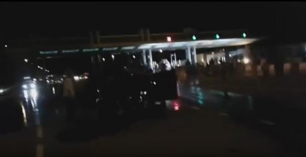 لحظة إنقلاب شاحنة محملة بالوقود بمحطة الأداء بأمسكرود قرب أكادير