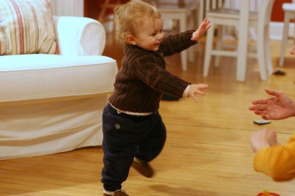 تحديد سن المشي عند الأطفال لا يرتبط بتأخر نموهم العقلي