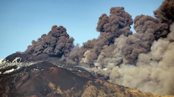 السلطات الإيطالية تغلق مطار كاتانيا بسبب ثوران بركان جبل إتنا