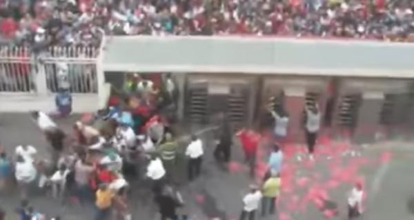 قالك باغيين ينظمو كأس العالم : الجمهور يجتاح ملعب مولاي عبد الله بالقوة