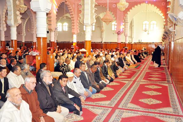 عند اقامة الصلاة نهانا الرسول صلى الله عليه و سلم عن فعل اشياء وهى..؟؟