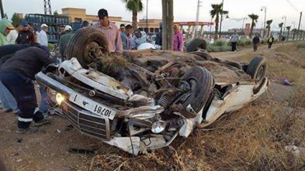 مؤلم... انقلاب سيارة أجرة كبيرة ووفاة سائقها وهذا مصير الركاب الستة