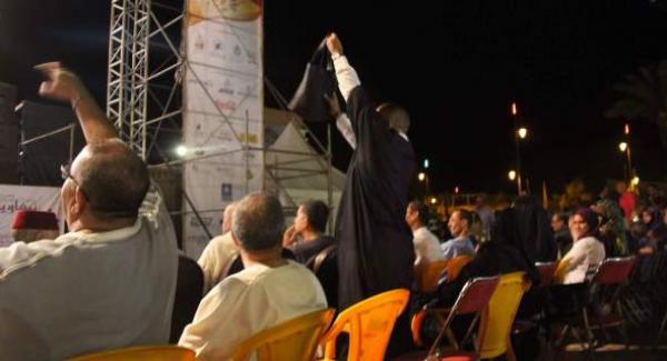 موظف بولاية الدار البيضاء الكبرى يشهر "الصاك" في وجه الفنانة الشعبية الداودية بمهرجان تيفاوين وهكذا كان ردها