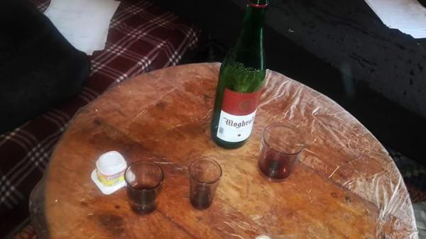 بالصور ... مجهولون يخربون مسكن أستاذة بضواحي مراكش و يحولونه إلى فضاء لمعاقرة الخمر