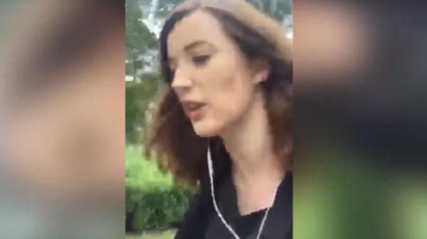 بالفيديو: تتعرض للسرقة أثناء بث حي لها على الإنترنت