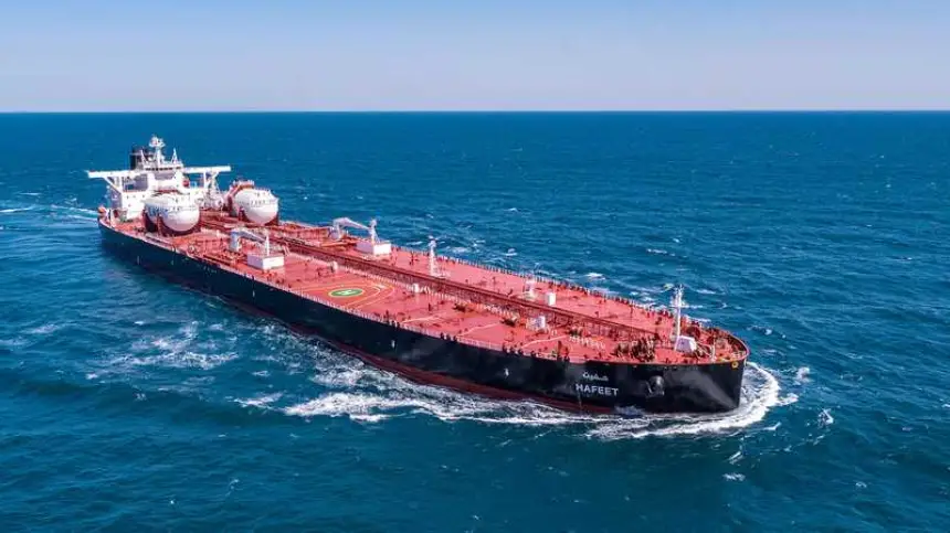 قبالة سواحل الناظور.. سفن روسية تلجأ إلى حيلة جديدة للالتفاف على العقوبات النفطية الغربية