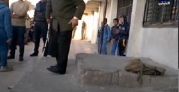 بالفيديو.. مدير مدرسة يقيم حفلة تعذيب لتلاميذه في طابور الصباح بالأردن