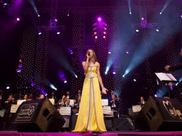 استياء مغربي على دنيا بطما بسبب القفطان العاري