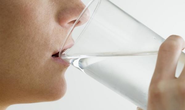 11 طريقة لتناول المزيد من الماء يومياً