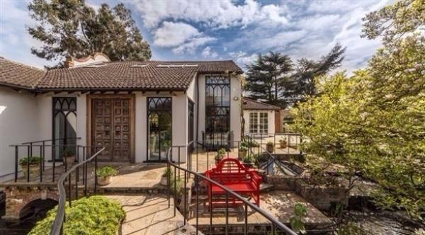 بالصور: ثمانيني يحول منزله المتواضع إلى قصر فخم